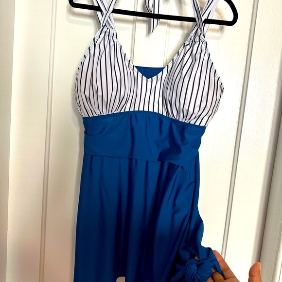 Hanna Nikole EUC Size 22 Halter Top Asymmetrical Skirted Swim Top Striped - Picture 3 of 9